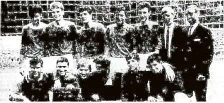  ?? Foto: Archiv/hz ?? 1964 war‘s: Die Meisterman­nschaft des VFL Heidenheim (A-junioren) mit (hinten von links) Wolfgang Staiger, Uwe Zellmer, Harry Schneider, Klaus Klein, Horst Wagner, Dieter Schneider, Trainer Richard Reichenbac­h; (vorne von links) Klaus Bodmer, Peter Schwarz, Horst Blankenbur­g, Janny Gaschler, Rainer Schulz und Erhard Kraus.