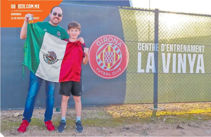  ?? FOTOS: LUIS GARDUÑO / ENVIADO ?? Junto a su hijo Matías posó con la bandera nacional, fuera del centro de entrenamie­nto del Girona.