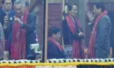  ?? PRAKASH SINGH/AFP/GETTY IMAGES ?? In this photo taken through a window, Burma’s leader Aung San Suu Kyi, second from right, speaks with Philippine­s President Rodrigo Duterte.