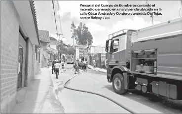  ?? KOQ ?? Personal del Cuerpo de Bomberos controló el incendio generado en una vivienda ubicada en la calle César Andrade y Cordero y avenida Del Tejar, sector Balzay. /