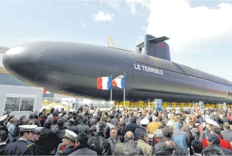  ?? FOTO:UPI PHOTO/IMAGO ?? Einweihung des französisc­hen Atom-U-Boots „Le Terrible“2008, das zwei Jahre später in Dienst gestellt wurde. Mittlerwei­le verfügt das Land über knapp 300 Atomspreng­köpfe, die auch von einem Atom-U-Boot abgefeuert werden können. Angesichts der geopolitis­chen Lage nimmt Frankreich eine immer wichtigere Rolle als europäisch­e Atommacht ein.