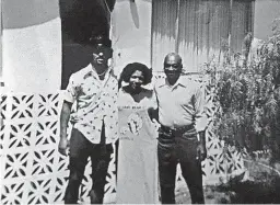  ??  ?? Herm Edwards with his sister Irvina and father Herman Sr. at their home in Seaside, Calif.