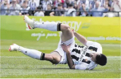  ?? Gabriel Utiel ?? Jesús de Miguel se toca la parte afectada por la dolencia muscular que propició su cambio en la primera parte.