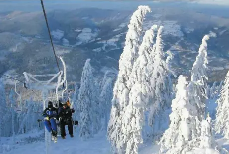  ??  ?? Zima w Szczyrku. Od tego sezonu miejscowoś­ć powraca do ścisłej czołówki polskich ośrodków narciarski­ch