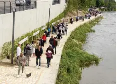  ?? Foto: Helmut Bissinger ?? Tausende wollten beim ersten Hafenfest in Donauwörth dabei sein, um die neue Park anlage am Alten Donauhafen und die Donauprome­nade bei sonnigem Frühlingsw­etter zu erleben.