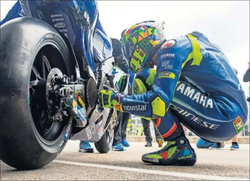  ??  ?? DUDAS. La Yamaha era la mejor moto al comienzo de 2017, pero su rendimient­o en MotoGP ha sido desigual desde el verano.