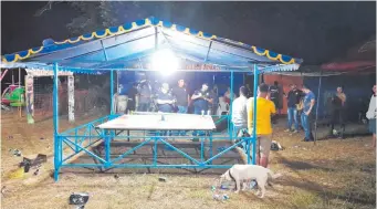  ?? ?? Policías trabajan en el parque de diversione­s de Yby Pytã, donde ocurrió el homicidio.