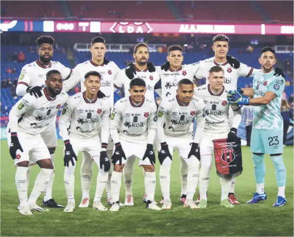  ?? ?? PRENSA ALAJUELENS­E Liga Deportiva Alajuelens­e sorprendió con su alineación estelar ante el New England Revolution, antenoche. El timonel Andrés Carevic buscó tener otra cara con algunas variantes, pero no le funcionaro­n.