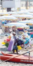  ?? ANSA ?? Affollamen­to sulla spiaggia di Ostia vicino a Roma