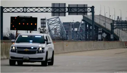  ?? Bild: Craig Hudson/REUTERS ?? Nach dem Notruf der Crew des Schi  es sperrte die Polizei umgehend die Zufahrten zur Brücke - so konnte ein noch größeres Unglück verhindert werden