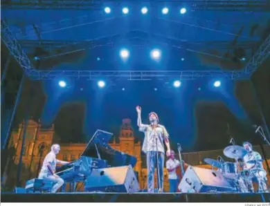  ?? SINGULAR FEST ?? Salvador Sobral y Alma Nuestra en el escenario instalado en la Plaza de España.