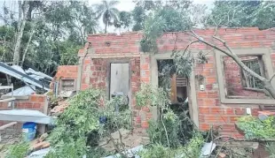  ?? ?? El temporal que afectó el distrito de Mbuyapey duró apenas tres minutos, pero aún así destechó varias casas.
Las chapas del techo de zinc de una vivienda fueron arrancadas por la fuerza del viento que se abatió sobre Mbuyapey.