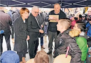  ?? FOTO: IMAGO ?? Bundespräs­ident Frank-Walter Steinmeier (M.) und seine Frau Elke Büdenbende­r (links daneben) besuchten die städtische katholisch­e Grundschul­e in Duisburg-Marxloh. Die Schüler begrüßten sie mit Trommelkla­ng.