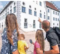  ?? FOTO: FLORIAN TRYKOWSKI/TOURISMUSV­ERBAND ALLGÄU BAYERISCH-SCHWABEN E.V./DPA-TMN ?? Die Storchen-Tour durch Donauwörth ist eine der Lauschtour­en.