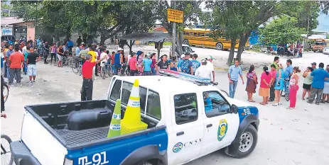  ??  ?? ESCENA. A Jesús Ortega lo ultimaron ayer en la tarde en el punto de taxis El Mercado, en el barrio El Banco, de Choloma, Cortés.