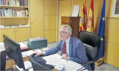  ?? GOBIERNO DE ARAGÓN ?? El consejero de Agricultur­a, Joaquín Olona, ayer siguiendo el consejo consultivo del ramo por vía telemática.