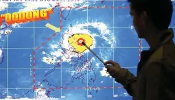  ??  ?? FICKLE ‘DODONG’ – The Tabaco Port in Albay is packed with passengers hoping to catch a ferry trip to Catanduane­s after the Philippine Coast Guard lifted sea travel restrictio­ns in the Bicol region which lay in the path of typhoon ‘Dodong’ before...