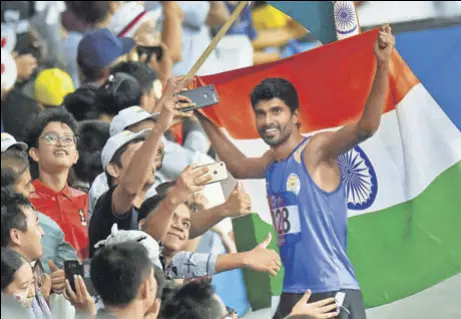  ?? PTI/REUTERS ?? Jinson Johnson celebrates after winning gold in men's 1500m event; (left) relay quartet Saritaben Gayakwad, Hima Das, Vismaya Velluva Koroth and MR Poovamma.