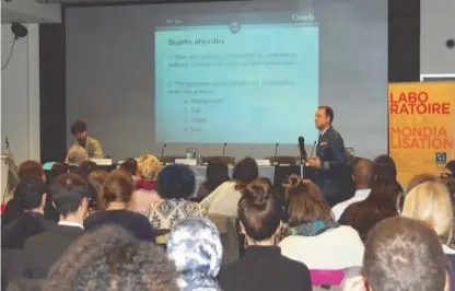  ??  ?? Au cours du colloque organisé par les étudiants du CÉRIUM, le lcol Mallet a présenté le rôle des militaires en soutien à l’aide humanitair­e.