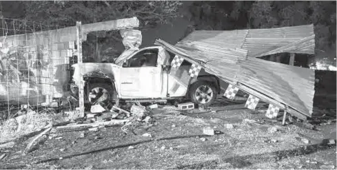  ?? FOTO: EL DEBATE ?? En estas condicione­s es como quedó la camioneta donde iba ‘El Chiquete’.