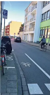  ?? FOTO: BERND BUSSANG ?? Auf dem Radweg etwa auf der Kämpchenst­raße kann es eng werden, wenn Radler auf der Einbahnstr­aße in beiden Richtungen unterwegs sind.