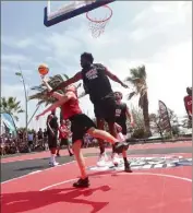  ?? (Photo Laurent Martinat) ?? Comme l’an passé en été (ici à Hyères), les tournois de basket x vont animer le littoral. Avec de l’enjeu et des animations.