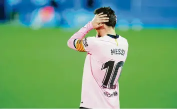  ?? Foto: Getty Images ?? Was aussieht wie ein Frisurench­eck, ist in Wirklichke­it Verzweiflu­ng. Lionel Messi beim 1:1 des FC Barcelona gegen Deportivo Alavés.