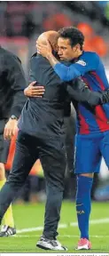  ?? ALEJANDRO GARCÍA / EFE ?? Sampaoli abraza a Neymar en 2017.