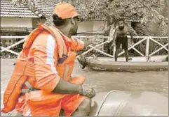  ?? RAJ K RAJ/HT PHOTO ?? National Disaster Response Force members distribute food, water and medicines to a flood victim in Alappuzha district, Kerala, August 20, 2018