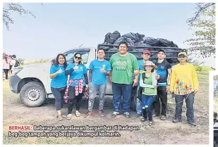  ??  ?? BERHASIL: Beberapa sukarelawa­n bergambar di hadapan beg-beg sampah yang berjaya dikumpul kelmarin.