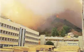  ?? Ansa ?? Assediati
La zona universita­ria nel rione Annunziata circondata dalle fiamme che stanno devastando Messina