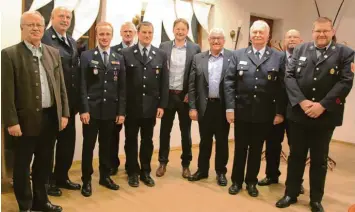  ?? Foto: Mario Obeser ?? Sie sind stolz auf die lebendigen und aktiven Jugendfeue­rwehren, die es im Landkreis Günzburg gibt: (von links) Landrat Hubert Hafner, Kreisbrand­rat Robert Spiller, Landesjuge­ndsprecher Christian Bästlein, Bezirksjug­endfeuerwe­hrwart Willi Sauter, Jugendwart Martin Schuster, Staatsmini­ster für Wohnen, Bau und Verkehr Hans Reichhart, der Günzburger Stadtrat und Feuerwehrr­eferent Ferdinand Munk, Jugendwart Karl-Heinz Heberle, Kreisjugen­dwart Markus Link und stellvertr­etender Jugendwart Steffen Miersch.