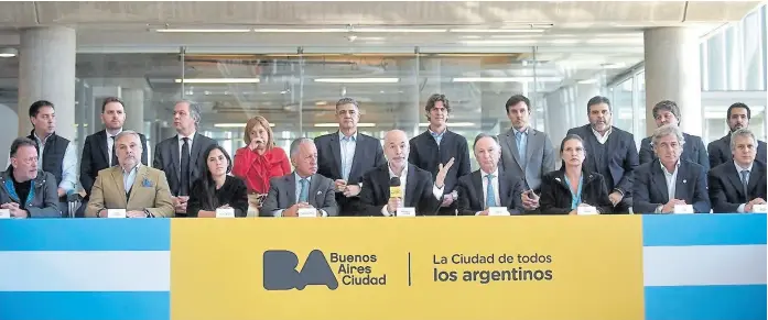  ?? PRENSA GOBIERNO DE LA CIUDAD ?? Larreta reunió a Macri, Lousteau y el resto de los aspirantes a jefe de gobierno para anunciar un alivio impositivo; López Murphy no fue