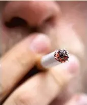  ?? PHOTO JOËL LEMAY, AGENCE QMI ?? Selon un des deux scénarios envisagés par les chercheurs, une minorité de personnes continuera­it à fumer de manière « traditionn­elle » d’ici 2026.