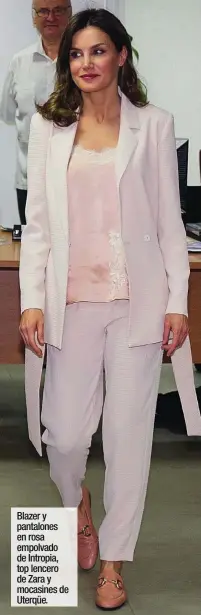  ??  ?? Blazer y pantalones en rosa empolvado de Intropia, top lencero de Zara y mocasines de Uterqüe.