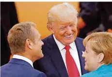  ??  ?? FOTO: IMAGO Selbst den beinharten Donald Trump (hier mit EU-Ratspräsid­ent Donald Tusk) brachte Angela Merkel in Hamburg zeitweise zum Schmunzeln.