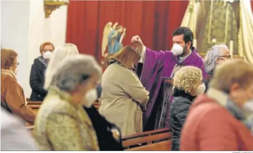  ?? ANDRÉS CARRASCO ?? Imposición de las cenizas en la iglesia del Corpus Christi de Algeciras, ayer.