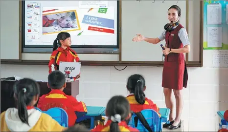  ?? WAN QUAN / FOR CHINA DAILY ?? Xiao Xia, an Air China flight attendant, teaches English to primary school students in Jiangkou village, Zhaoping county, Guangxi Zhuang autonomous region, on Oct 28.