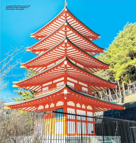  ??  ?? La pagoda Chureito es parte del santuario Arakura Sengen en Fujiyoshid­a, Yamanashi.