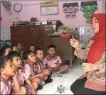  ??  ?? SHELA TAMARA/JAWA POS MEDIA BELAJAR: Guru TK DWP Sidorejo Putri Eka Wahyuni membawa tanaman ke dalam kelas kemarin.