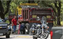  ?? Godofredo A. Vasquez / Houston Chronicle ?? Houston Police investigat­e a fatal accident involving a dump truck and bicycle at South Main Street and Sunset Boulevard.