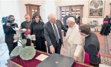  ??  ?? Βιβλία του Μάρτιν Λούθερ Κινγκ προσέφερε ο Τραμπ στον Πάπα Φραγκίσκο, κατά τη χθεσινή επίσκεψή του στο Βατικανό.
