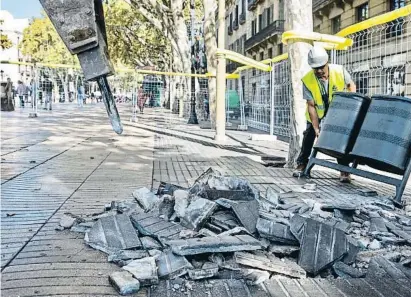  ?? Àlex Garc3a ?? Els trepants van començar ahir a destruir el paviment de la Rambla