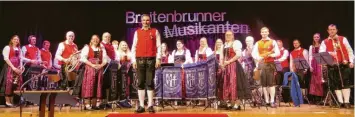  ?? Fotos: Ulla Gutmann ?? Viel Applaus gab es für die Musikantin­nen und Musikanten beim Jahreskonz­ert in Breitenbru­nn. Die Kapelle überzeugte mit einem vielfältig­en Programm.