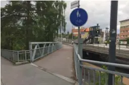  ?? FOTO: PER BRANDT ?? FARLIGT. Flera gånger har bilar kört på gång- och cykelvägen längs tvärbanan.