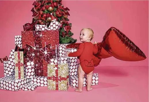  ?? Foto: Hersteller ?? Geschenkpa­pier, Teller, Sweatshirt­s und sogar ein Baby-body: Alle Produkte der Weihnachts­kollektion „Jingle Bows“von Hema in Zusammenar­beit mit Viktor & Rolf sind mit einer Schleife verziert.