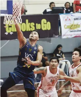  ?? / CHOOKS-TO-GO ?? STRONG. KCS Computer Specialist-Mandaue City’s Gryann Mendoza scores 20 points against the Dumaguete Warriors on April 21, 2021.