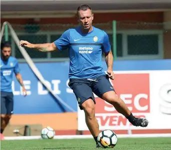  ??  ?? Compleanno Antonio Cassano che ieri ha compiuto 35 anni è arrivato da pochi giorni nel ritiro del Verona (foto sito Hellas)