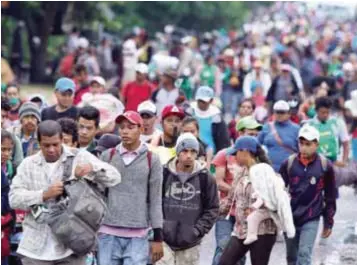  ?? |CUARTOSCUR­O ?? La caravana migrante que cruza por México se encuentra entre Veracruz, Puebla y la Ciudad de México.