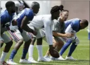  ?? JULIO CORTEZ — THE ASSOCIATED PRESS ?? New York Giants defensive coordinato­r Steve Spagnuolo, second from right, works with players during NFL football training camp in East Rutherford, N.J.